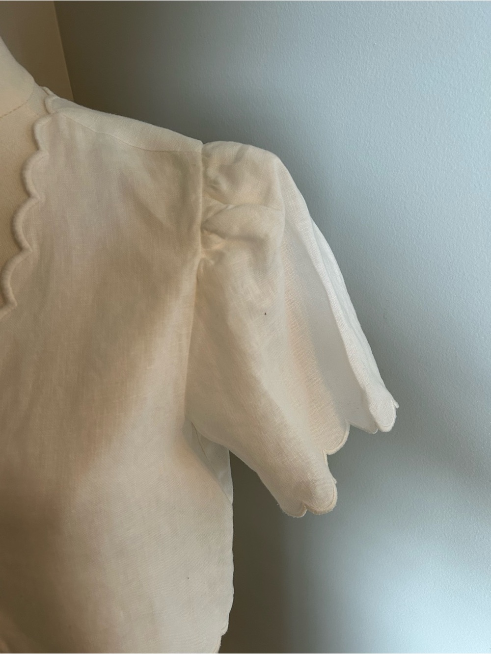 FARM Rio White Scallop-Edge Cropped Button Blouse - Picture 7 of 8
